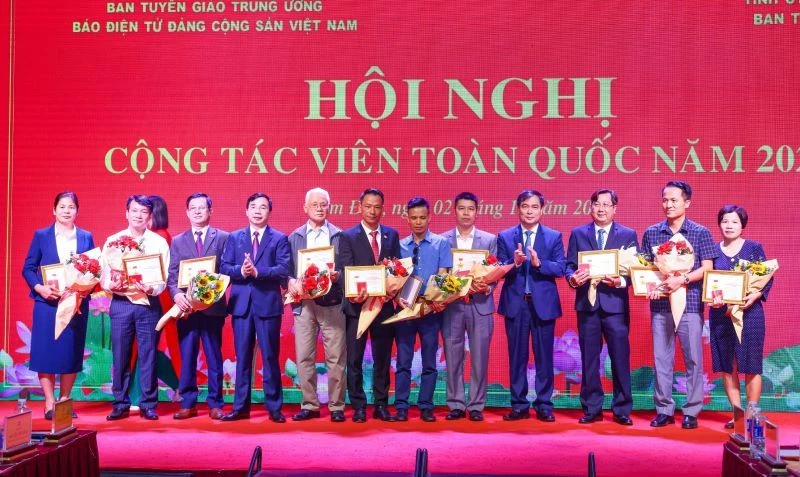 Trao tặng Kỷ niệm chương cho các đồng chí có đóng góp xuất sắc cho Báo điện tử Đảng Cộng sản Việt Nam.