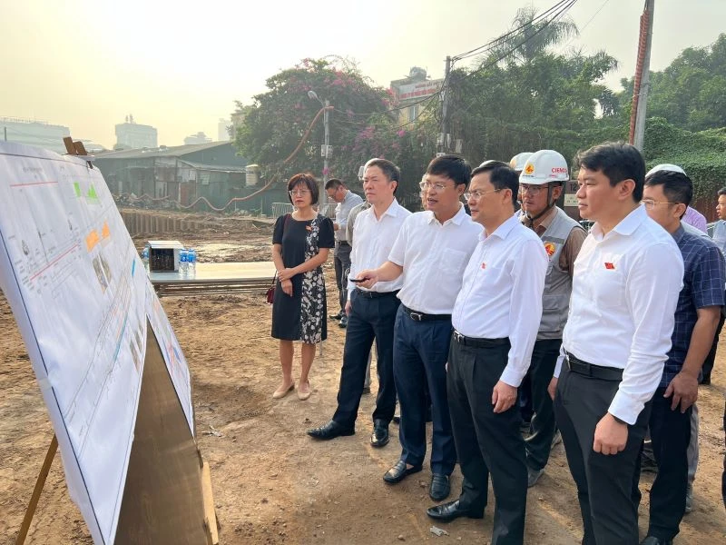 Đoàn giám sát của Hội đồng nhân dân thành phố Hà Nội khảo sát tiến độ dự án hầm chui Kim Đồng.