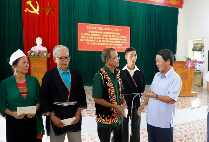 Bộ trưởng, Chủ nhiệm Ủy ban Dân tộc Hầu A Lềnh thăm hỏi, tặng quà cho bà con dân tộc thiểu số huyện Tân Sơn.