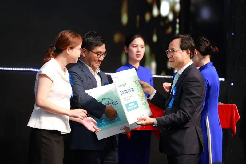 Ông Choi Joo Ho trao tặng giải thưởng cho các đơn vị đối tác của Samsung tại Việt Nam.