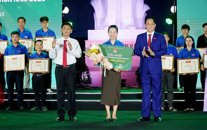 Phó Chủ tịch Quốc hội Trần Quang Phương và Bí thư Tỉnh uỷ Sóc Trăng Lâm Văn Mẫn trao giải Nhất Cuộc thi Dự án khởi nghiệp thanh niên nông thôn năm 2023 cho chị Trần Thị Dịu (Đắk Nông).
