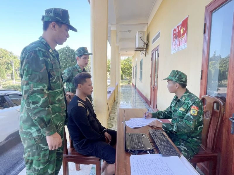 Cán bộ Biên phòng Trà Cổ lấy lời khai đối tượng Nguyễn Văn Cường.
