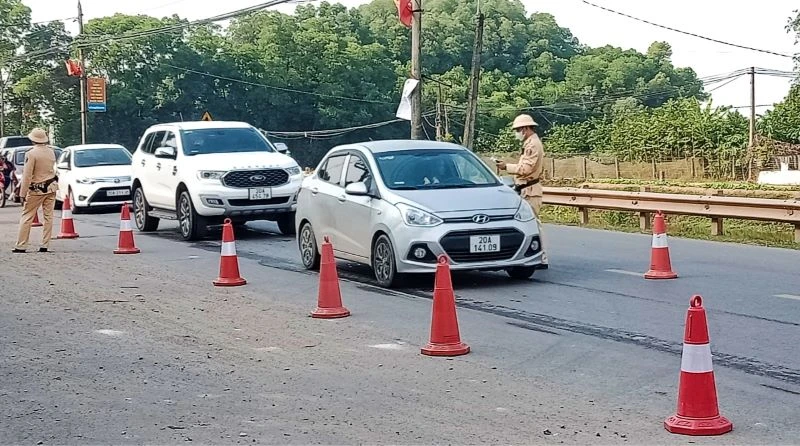 Tổ công tác chuyên đề xử lý vi phạm nồng độ cồn của Phòng Cảnh sát giao thông tỉnh Thái Nguyên làm nhiệm vụ trên quốc lộ 37.