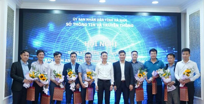 Lãnh đạo Sở Thông tin và Truyền thông tỉnh Hà Nam tặng hoa chúc mừng các thành viên tham dự Diễn tập thực chiến bảo đảm an toàn thông tin tỉnh Hà Nam năm 2023.