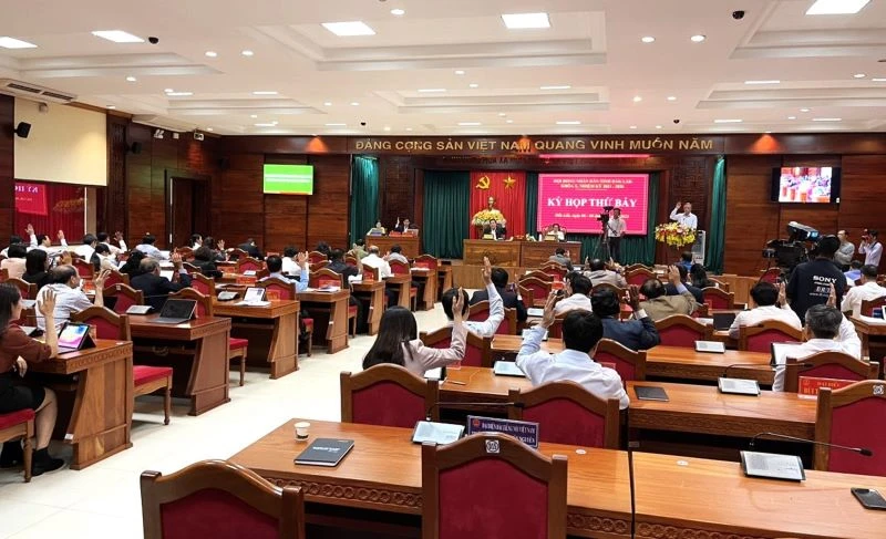Các đại biểu Hội đồng nhân dân tỉnh Đắk Lắk biểu quyết thông qua Nghị quyết.