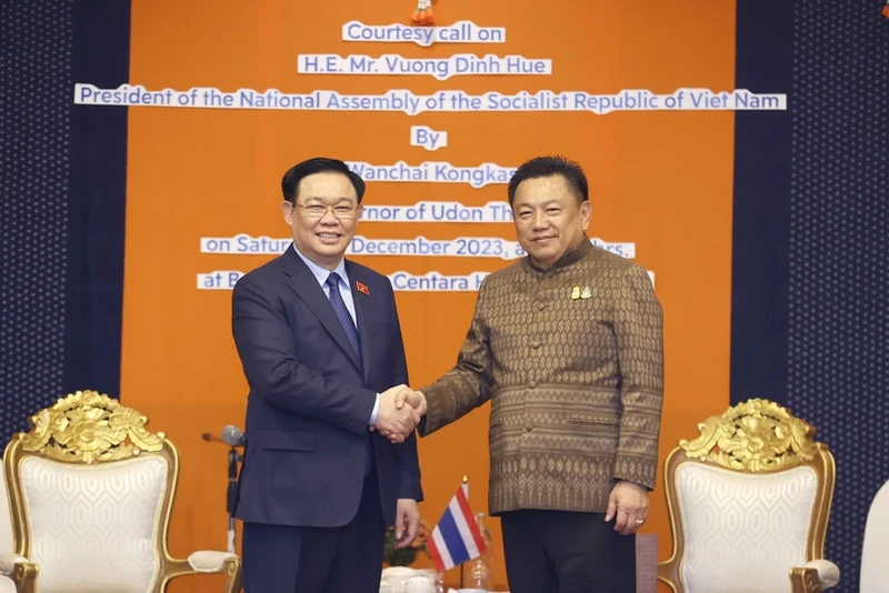 Chủ tịch Quốc hội Vương Đình Huệ tiếp Tỉnh trưởng tỉnh Udon Thani Wanchai Kongkasem. (Ảnh: TTXVN)