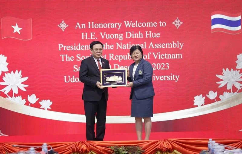 Chủ tịch Quốc hội Vương Đình Huệ tặng quà lưu niệm Đại học Hoàng gia Rajabhat Udon Thani. (Ảnh: TTXVN)