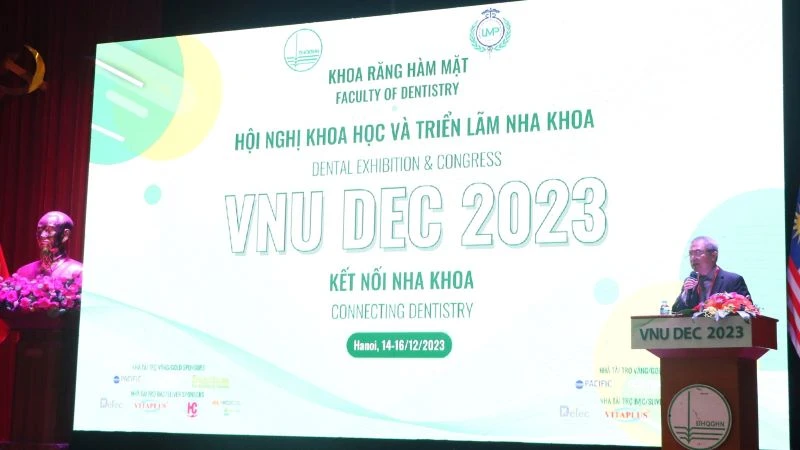 Giáo sư, Tiến sĩ Lê Ngọc Thành, Hiệu trưởng Trường đại học Y dược phát biểu khai mạc VNU DEC 2023.