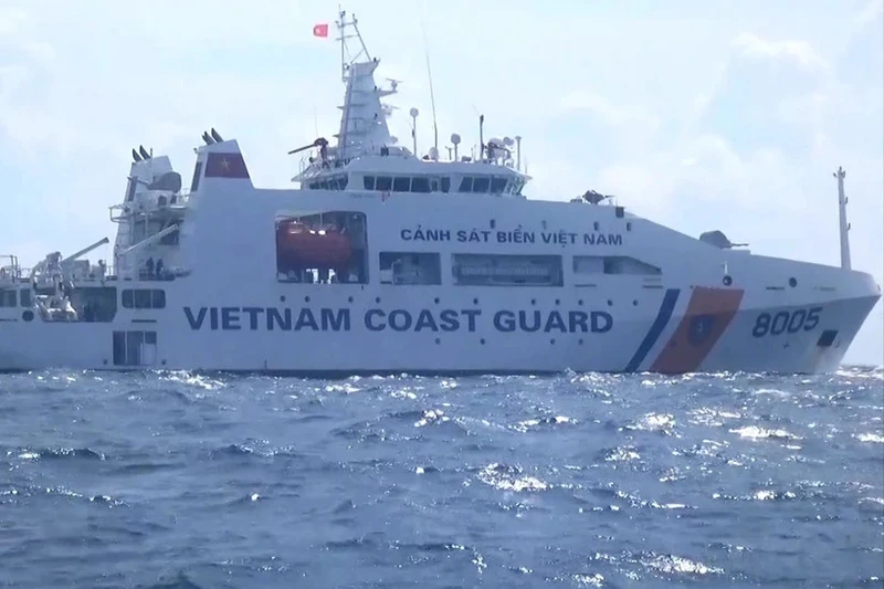 Tàu cảnh sát biển 8005 đang nỗ lực tìm kiếm ngư dân Phú Yên mất tích.(Nguồn: Báo Công Lý)