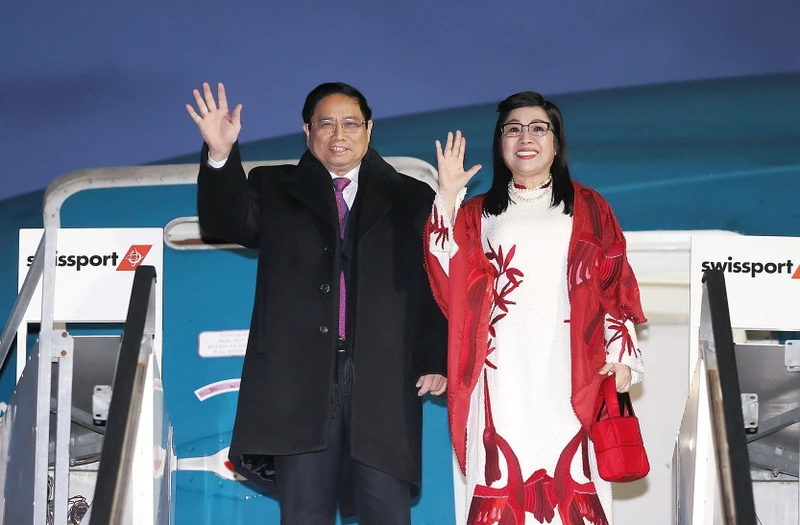 Thủ tướng Phạm Minh Chính và Phu nhân đến Sân bay Quốc tế Zurich, Thụy Sĩ. (Ảnh: TTXVN)