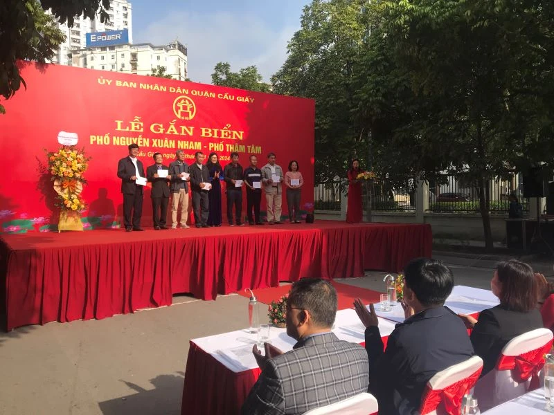 Trao giấy chứng nhận gắn biển số nhà cho các tập thể, cá nhân trên hai phố Nguyễn Xuân Nham và Thâm Tâm.