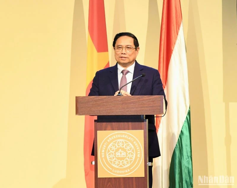 Thủ tướng Phạm MInh Chính phát biểu chính sách tại Trường Đại học Hành chính công quốc gia Hungary,