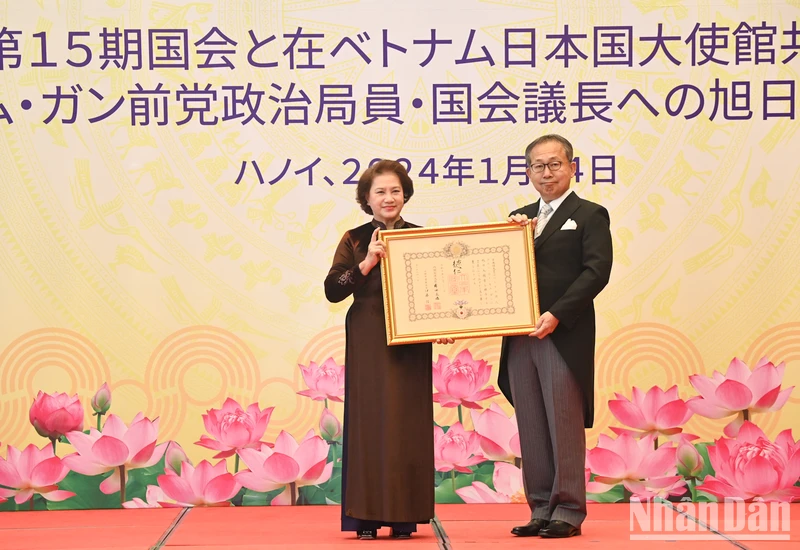 Đại sứ Nhật Bản tại Việt Nam Yamada Takio thay mặt Chính phủ Nhật Bản trao tặng Huân chương cho nguyên Chủ tịch Quốc hội Nguyễn Thị Kim Ngân. (Ảnh: DUY LINH)