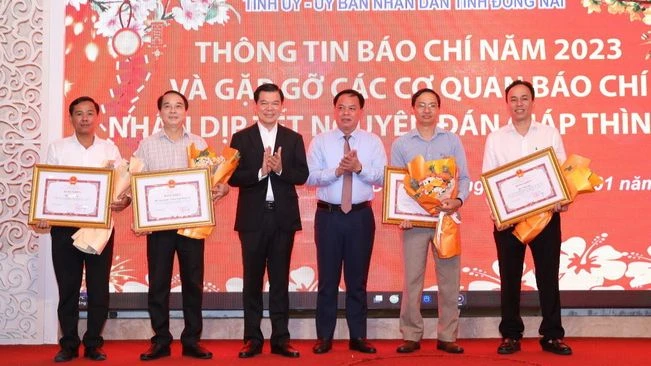 Bí thư Tỉnh ủy Đồng Nai Nguyễn Hồng Lĩnh và quyền Chủ tịch Ủy ban nhân dân tỉnh Võ Tấn Đức trao khen thưởng cho các cơ quan báo chí. 