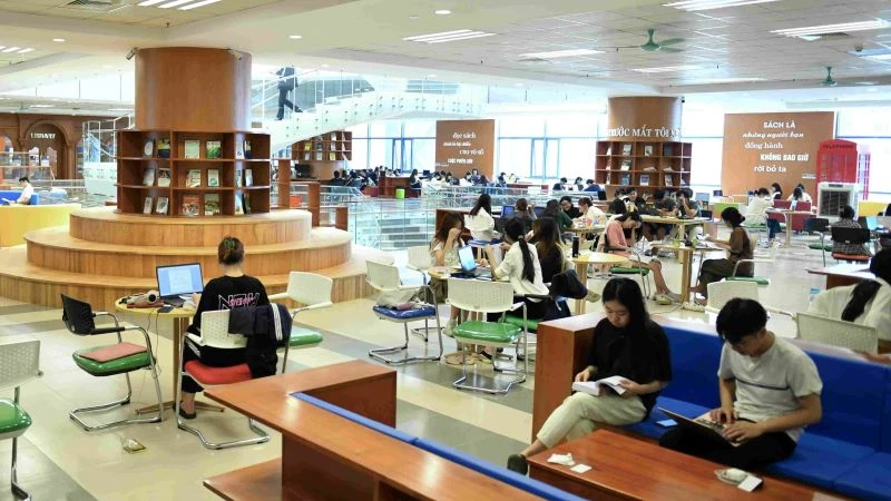 Sinh viên tra cứu, học tập tại Thư viện dùng chung Trường đại học Kinh tế quốc dân.
