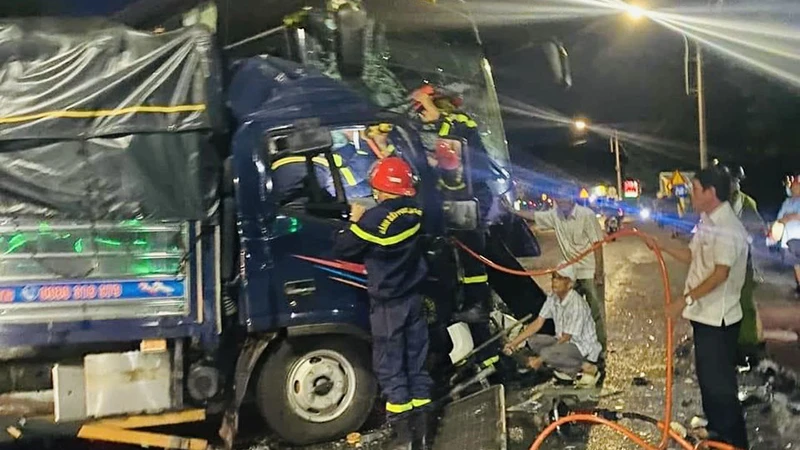 Hiện trường vụ tai nạn tại km 1273+500 quốc lộ 1 (thị xã Sông Cầu, tỉnh Phú Yên) khiến 1 người tử vong. 