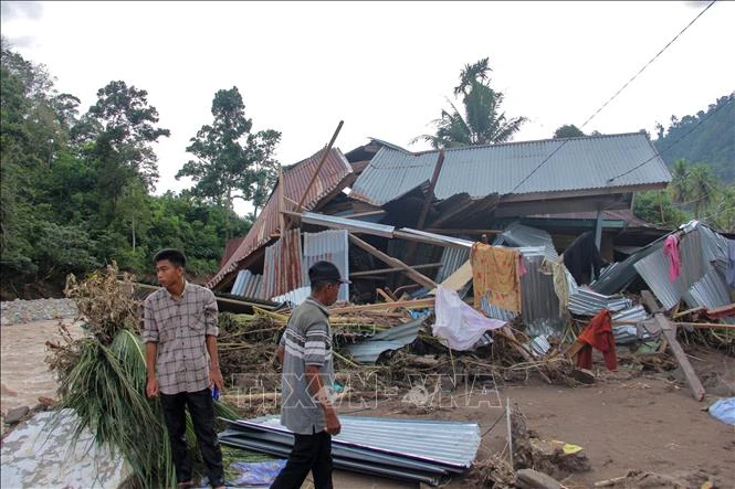 Ngôi nhà bị phá hủy sau những trận mưa lớn tại Pesisir Selatan, Tây Sumatra, Indonesia, ngày 10/3/2024. (Ảnh minh họa: AFP/TTXVN)