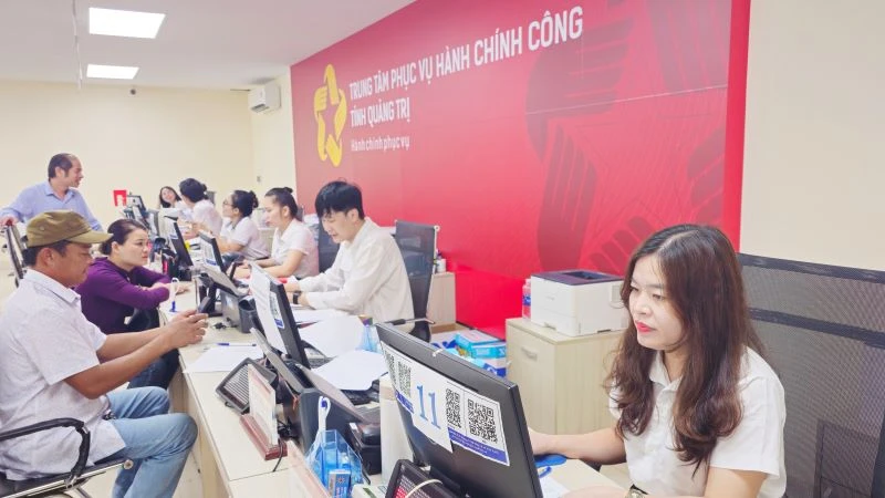 Giải quyết thủ tục hành chính cho người dân tại Trung tâm phục vụ Hành chính công tỉnh Quảng Trị.