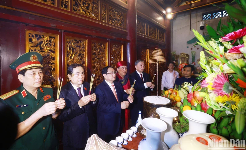 Thủ tướng Phạm Minh Chính và các đồng chí lãnh đạo dâng hương tại Đền Thượng.