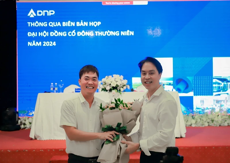 Ông Trần Đức Huy (phải), Tân Chủ tịch Hội đồng Quản trị DNP Holdings ra mắt Đại hội.