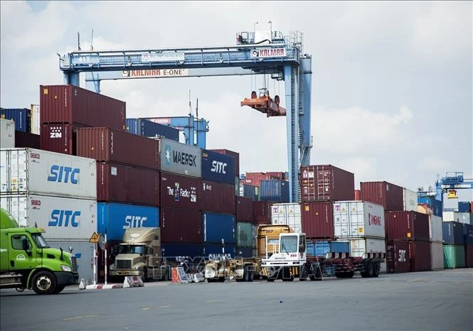 Bốc xếp container hàng hóa tại cảng Cát Lái (TP Hồ Chí Minh). (Ảnh minh họa: Hồng Đạt/TTXVN)