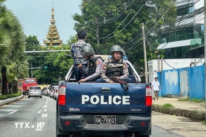 Cảnh sát tuần tra trên đường phố tại Yangon, Myanmar. (Ảnh: Getty Images/TTXVN)