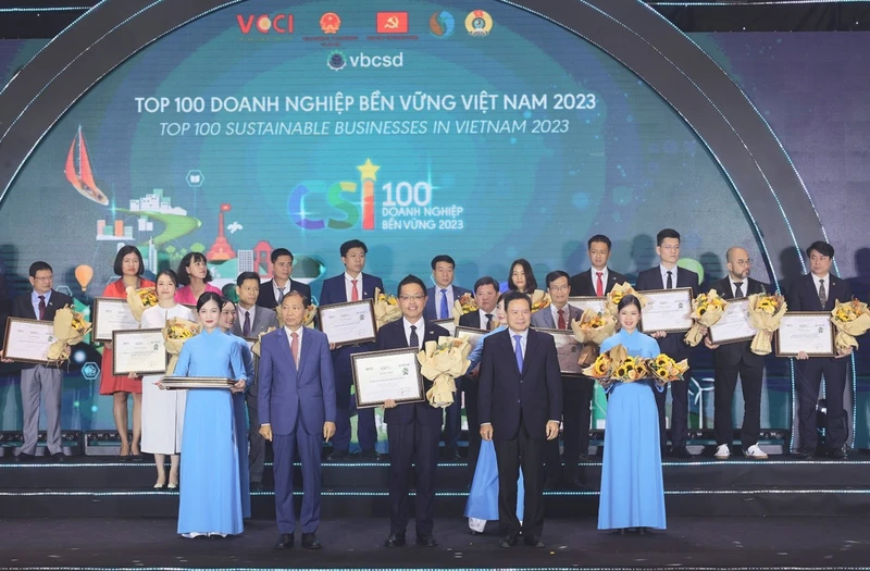 Acecook Việt Nam được trao chứng nhận Top 100 Doanh nghiệp bền vững 2023.