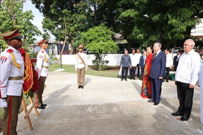 Tổng Bí thư, Chủ tịch nước Tô Lâm và phu nhân dâng hoa tại Tượng đài Chủ tịch Hồ Chí Minh ở Thủ đô La Habana, Cuba. (Ảnh: Lâm Khánh/TTXVN)