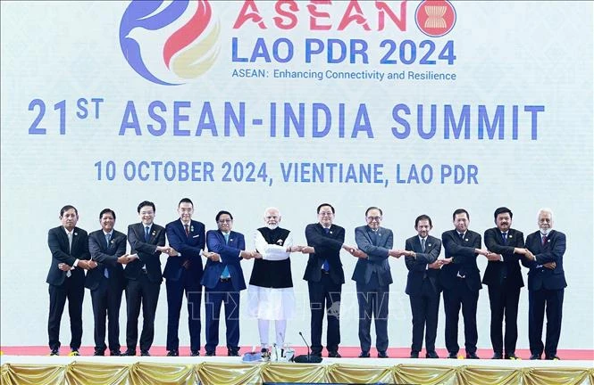 Thủ tướng Phạm Minh Chính cùng Trưởng đoàn các nước ASEAN và Thủ tướng Ấn Độ Narendra Modi chụp ảnh chung. (Ảnh: TTXVN)