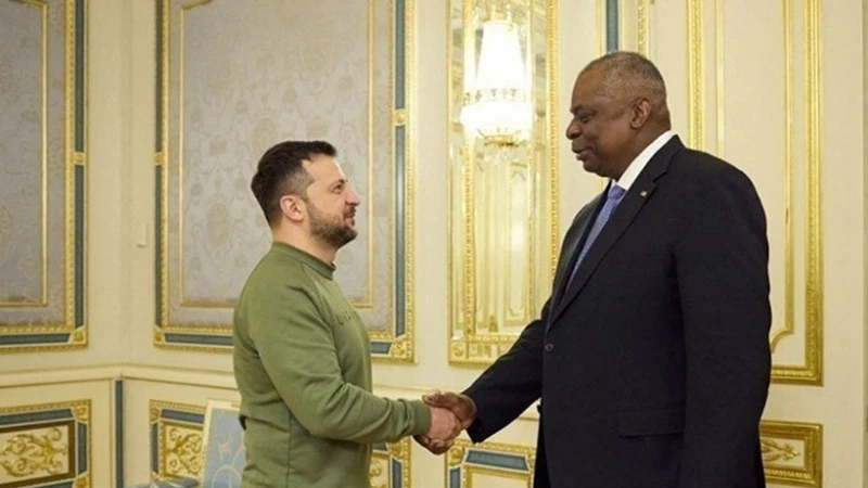 Tổng thống Ukraine Volodymyr Zelensky (trái) trong cuộc gặp Bộ trưởng Quốc phòng Mỹ Lloyd Austin tại Kiev, ngày 20/11/2023. (Ảnh: Getty Images/TTXVN)