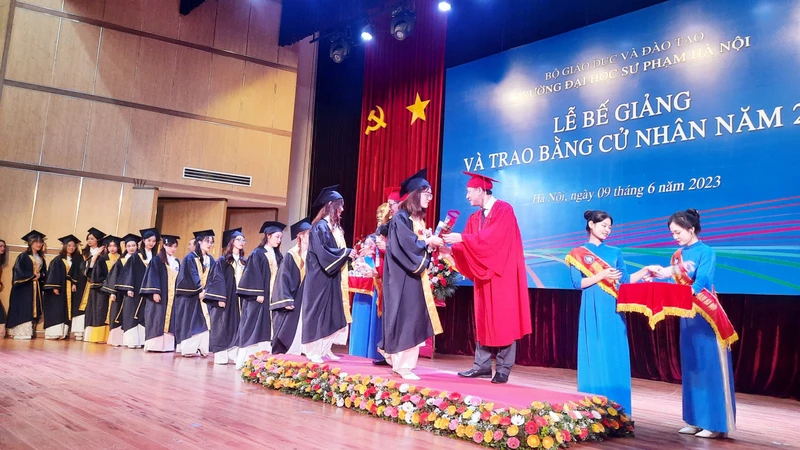Trường đại học Sư phạm Hà Nội trao bằng cho hơn 1.300 cử nhân