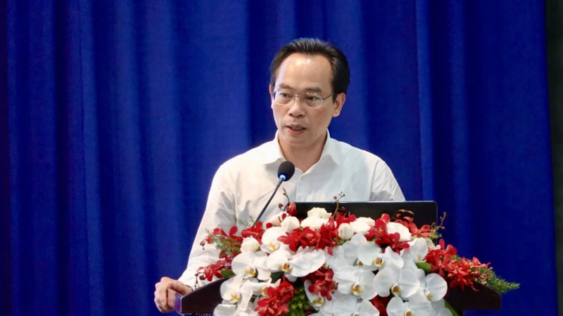 Thứ trưởng Giáo dục và Đào tạo Hoàng Minh Sơn phát biểu tại hội nghị.