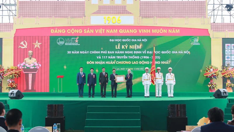 Đồng chí Đỗ Văn Chiến, Bí thư Trung ương Đảng, Chủ tịch Ủy ban Trung ương Mặt trận tổ quốc Việt Nam trao Huân chương Lao động hạng Nhất cho Đại học Quốc gia Hà Nội 