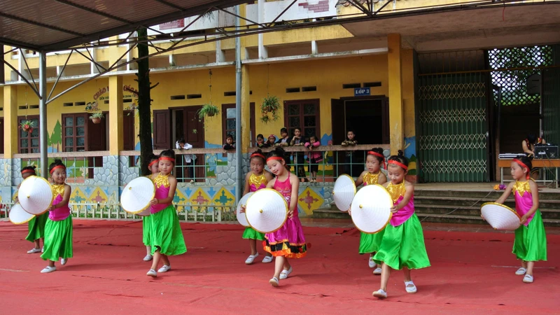 Tiết mục văn nghệ của học sinh Trường phổ thông dân tộc bán trú Tiểu học Trung Chải (Sa Pa, Lào Cai).