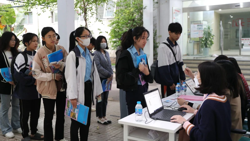 Thí sinh làm thủ tục dự thi Đánh giá năng lực của Đại học Quốc gia Hà Nội.