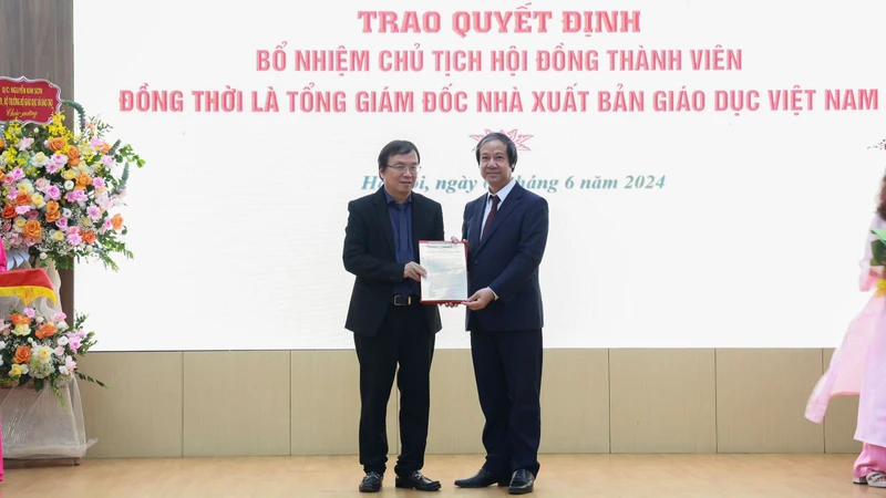 Bộ trưởng Nguyễn Kim Sơn trao quyết định cho ông Nguyễn Tiến Thanh.