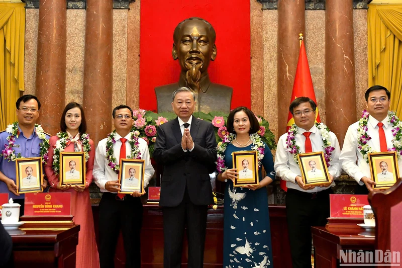 Tổng Bí thư, Chủ tịch nước Tô Lâm tặng ảnh chân dung Chủ tịch Hồ Chí Minh cho các đại biểu.