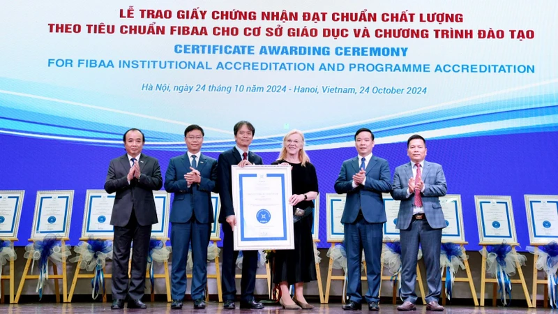 Tổng giám đốc FIBAA, Diane Freiberger trao Chứng nhận đạt chuẩn chất lượng cho Trường đại học Kinh tế quốc dân.