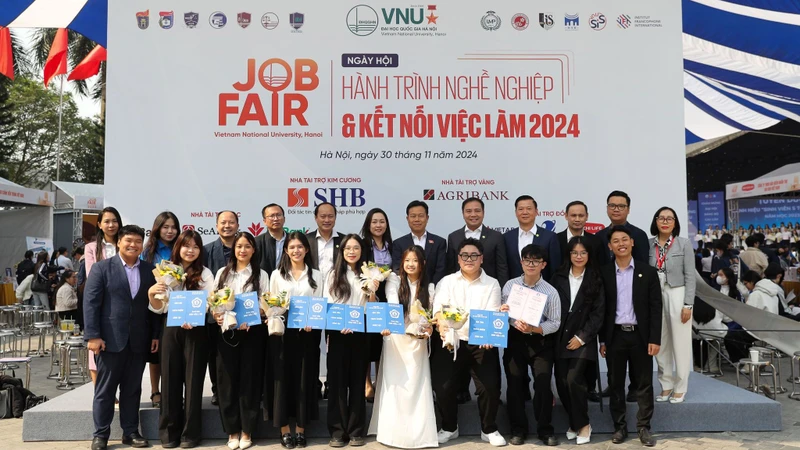 Lãnh đạo Đại học Quốc gia Hà Nội, đơn vị tuyển dụng và sinh viên tại ngày hội.