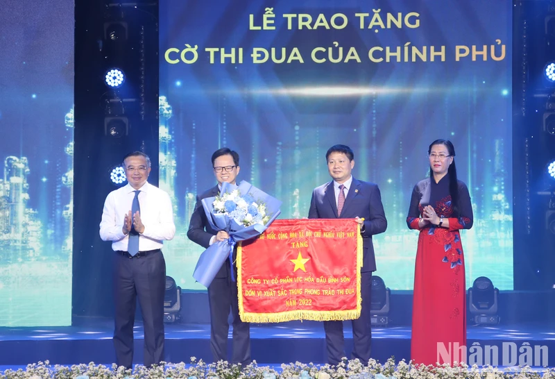 Lãnh đạo Tập đoàn Dầu khí Việt Nam và tỉnh Quảng Ngãi trao Cờ thi đua của Chính phủ cho lãnh đạo BSR. 