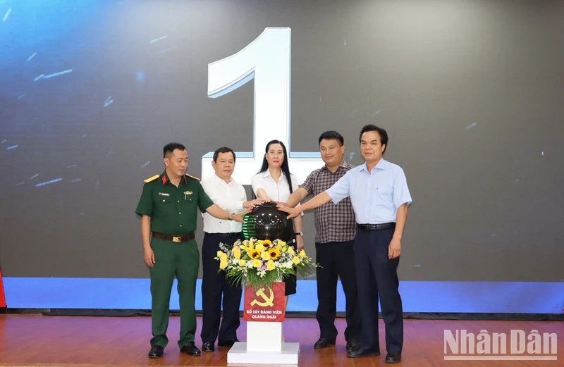 Lãnh đạo tỉnh Quảng Ngãi và đơn vị cung cấp phần mềm thực hiện nghi thức khai trương phần mềm Sổ tay đảng viên điện tử .