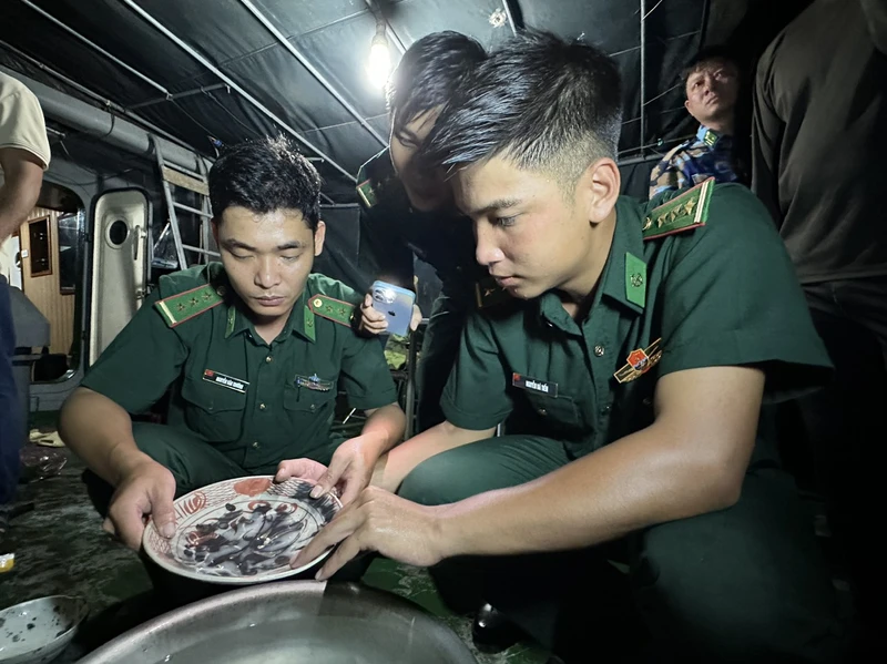 Lực lượng tuần tra Bộ Chỉ huy Bộ đội biên phòng tỉnh Quảng Ngãi kiểm đếm, tạm giữ một số hiện vật gốm sứ cất giấu trên tàu cá BĐ 10546TS. 