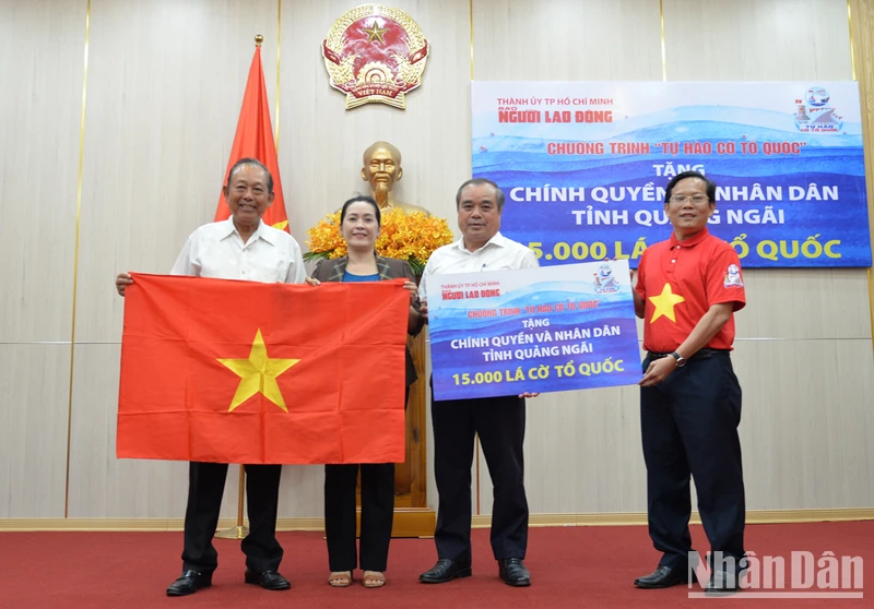 Trao tặng 15.000 lá cờ Tổ quốc cho chính quyền và nhân dân tỉnh Quảng Ngãi.