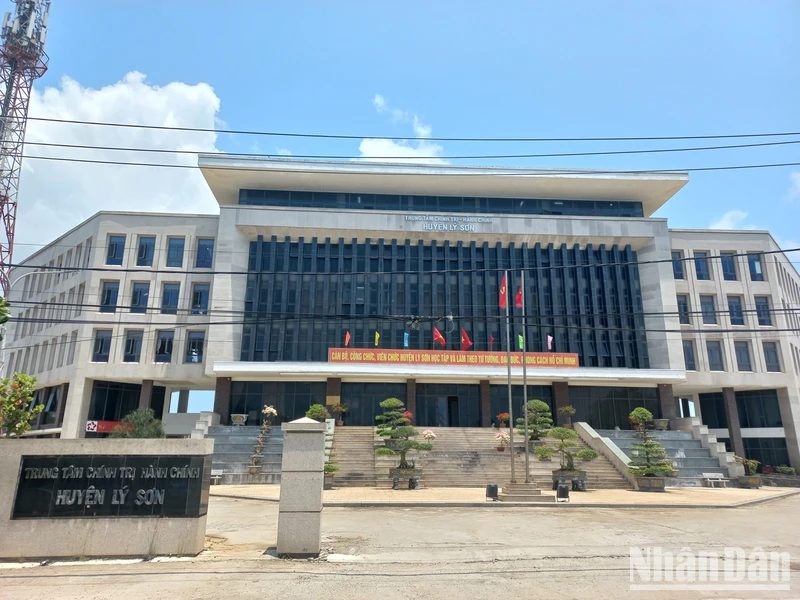 Sau 2 năm 6 tháng đi vào khai thác, đến nay, dự án Trung tâm Chính trị-Hành chính huyện Lý Sơn chưa thể bàn giao và quyết toán hoàn thành dự án.