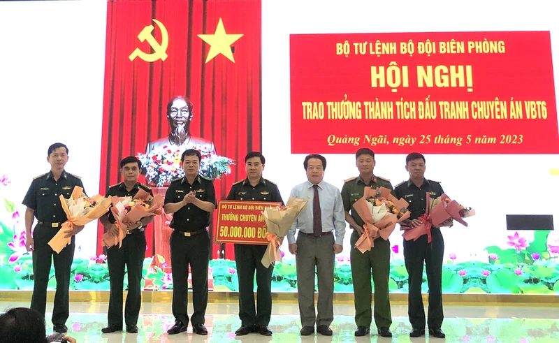 Lãnh đạo Bộ đội Biên phòng và Ủy ban nhân dân tỉnh Quảng Ngãi trao số tiền thưởng 50 triệu đồng cho các đơn vị tham gia chuyên án VBT6. 