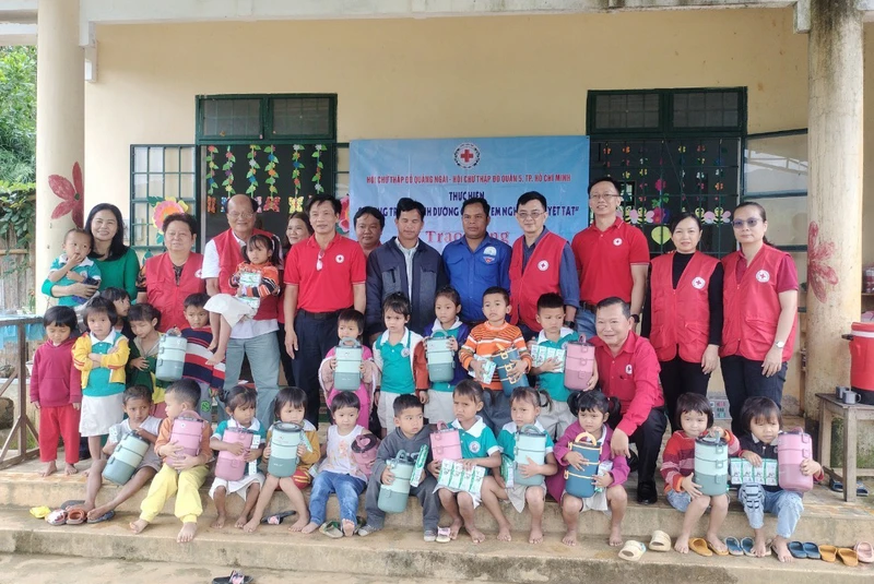 Trao tặng sữa góp phần cải thiện dinh dưỡng cho trẻ em nghèo miền núi Quảng Ngãi. 