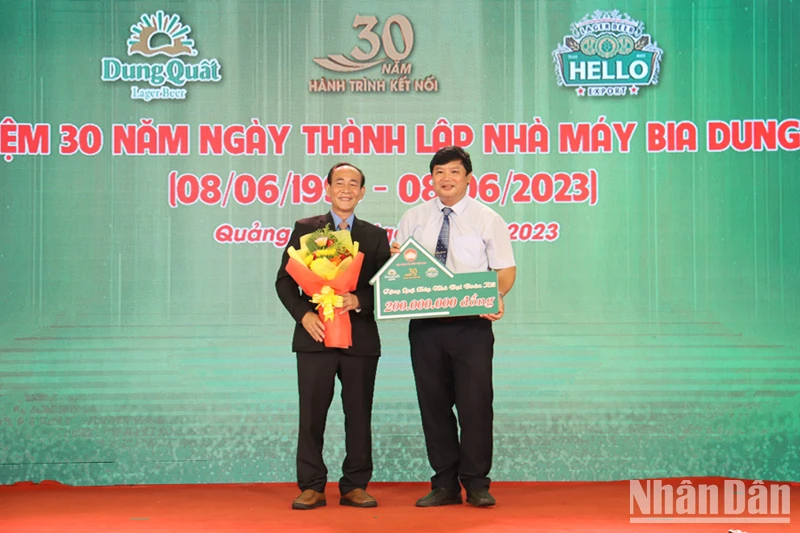 Lãnh đạo Nhà máy Bia Dung Quất trao biểu trưng tặng 200 triệu đồng hỗ trợ xây dựng nhà đại đoàn kết cho người nghèo Quảng Ngãi.