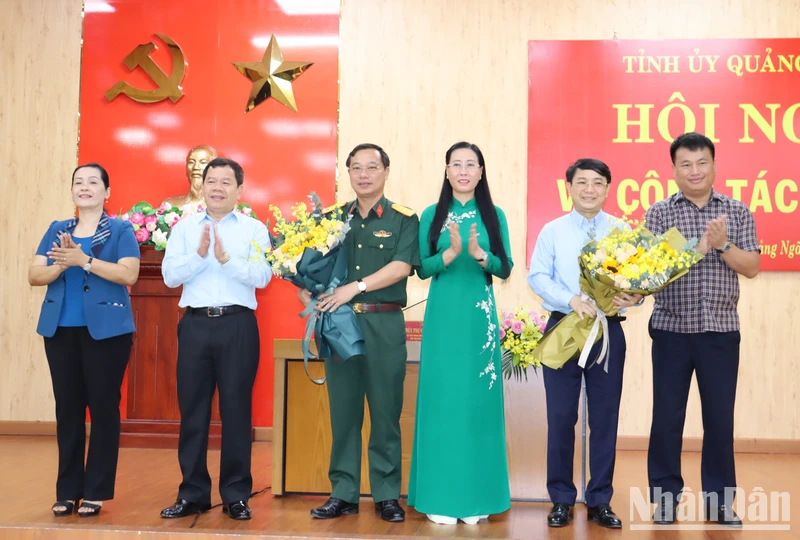 Thường trực Tỉnh ủy Quảng Ngãi tặng hoa chúc mừng đồng chí Hà Hoàng Việt Phương và đồng chí Trần Thế Phan. 