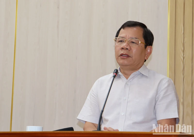 Chủ tịch Ủy ban nhân dân tỉnh Quảng Ngãi Đặng Văn Minh phát biểu kết luận tại buổi làm việc. 