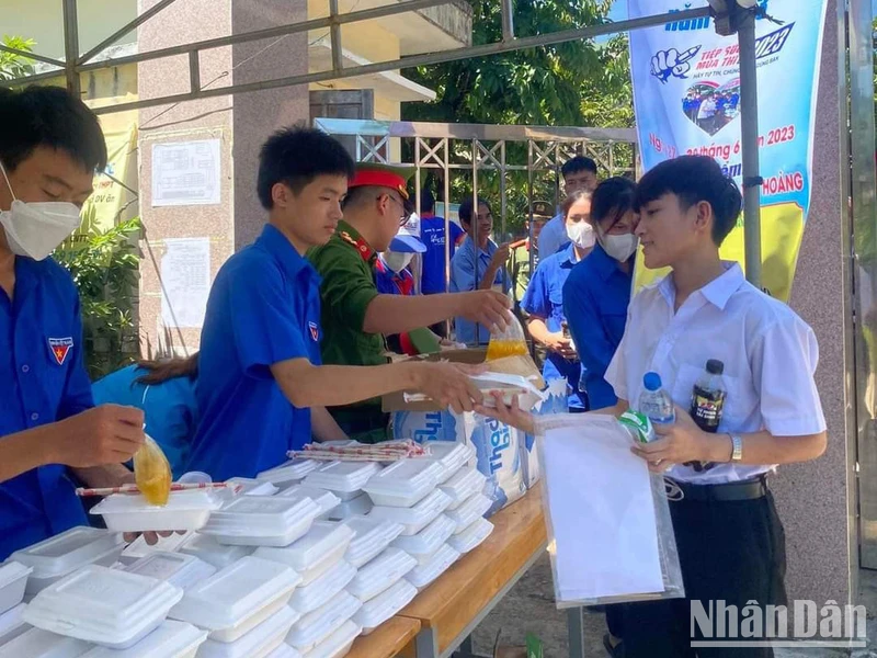 Thí sinh nghèo miền núi Quảng Ngãi ấm lòng với những suất cơm, nước uống miễn phí. 